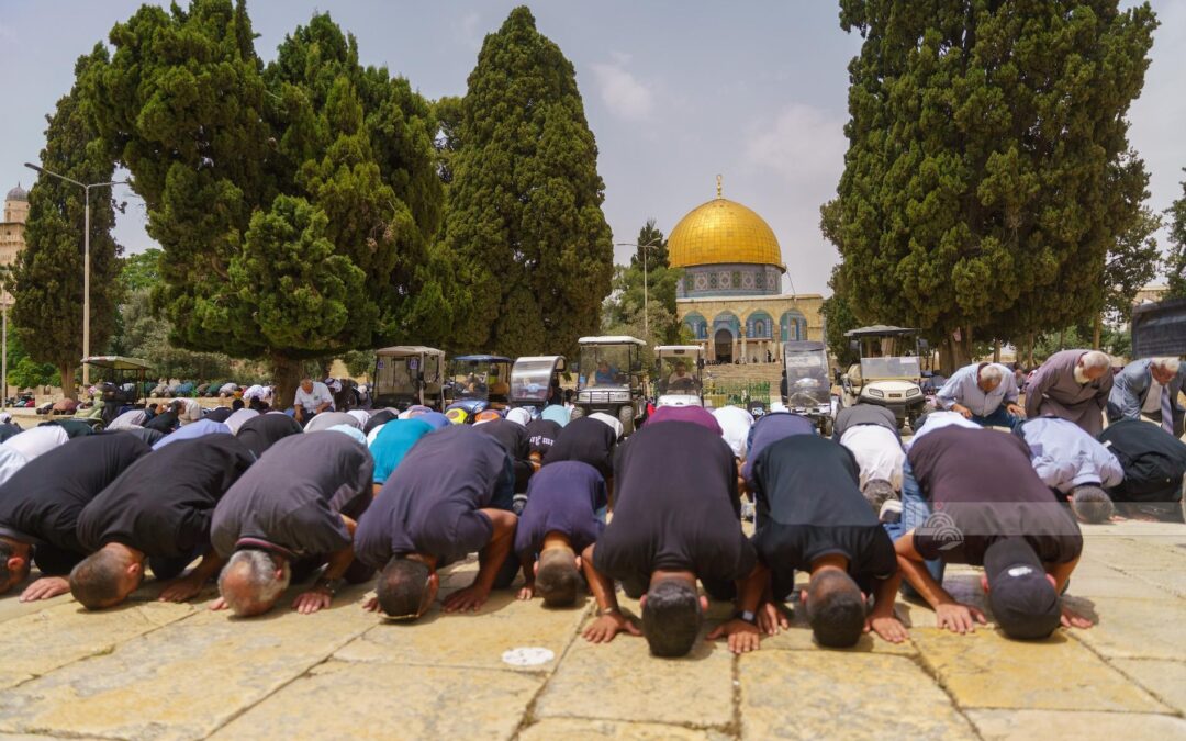 عشرات الآلاف يؤدون صلاة الجمعة في المسجد الأقصى