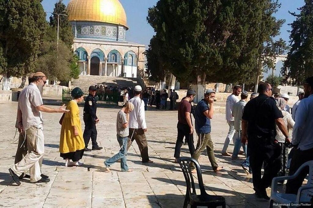 مستعمرون يقتحمون الأقصى ويؤدون طقوسا تلمودية في باحته