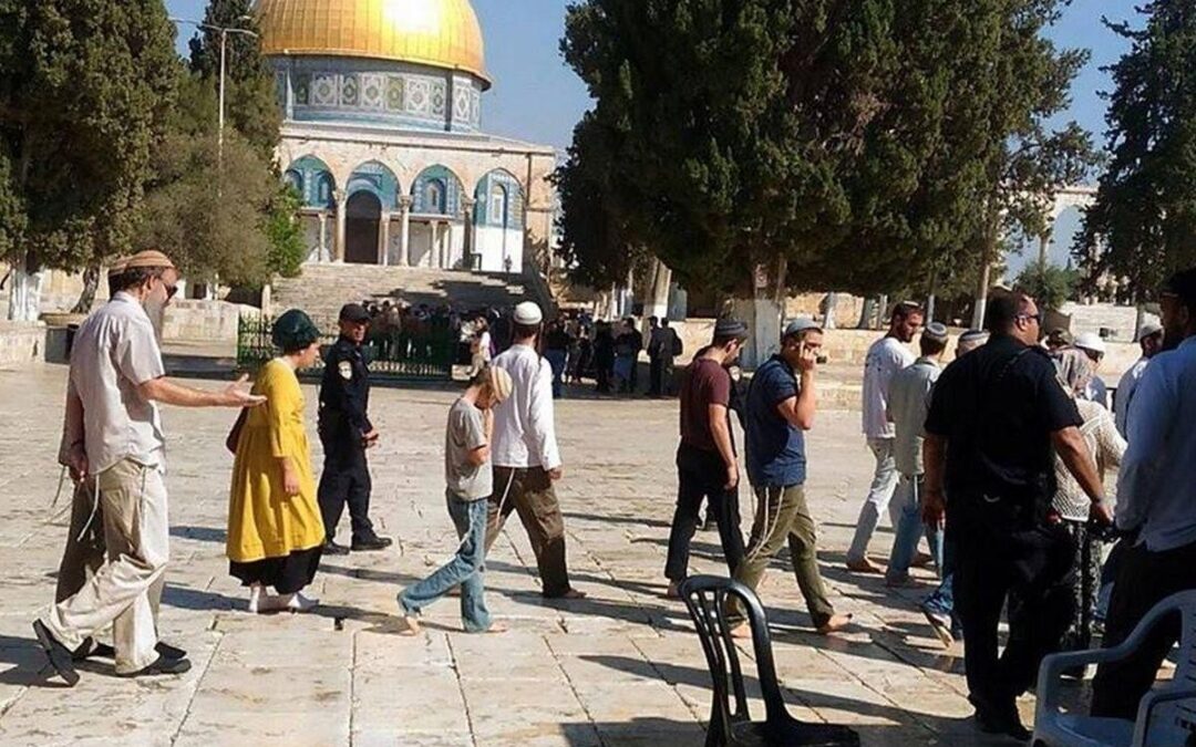 مستعمرون يقتحمون الأقصى ويؤدون طقوسا تلمودية في باحته