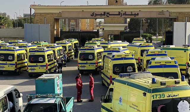 مغادرة دفعة جديدة من المرضى والحالات الإنسانية وعودة عالقين عبر معبر رفح