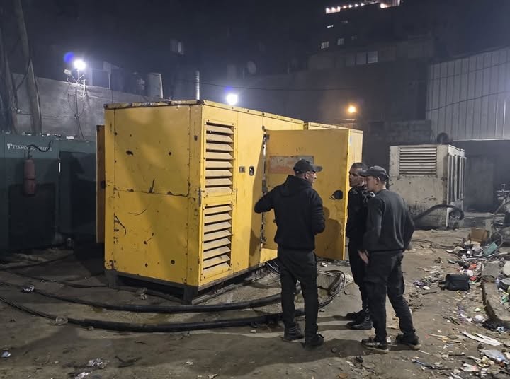 كهرباء المولدات في غزة.. استنزاف متوحش وجنون سعري يغرق النازحين في ديون (الإنارة)