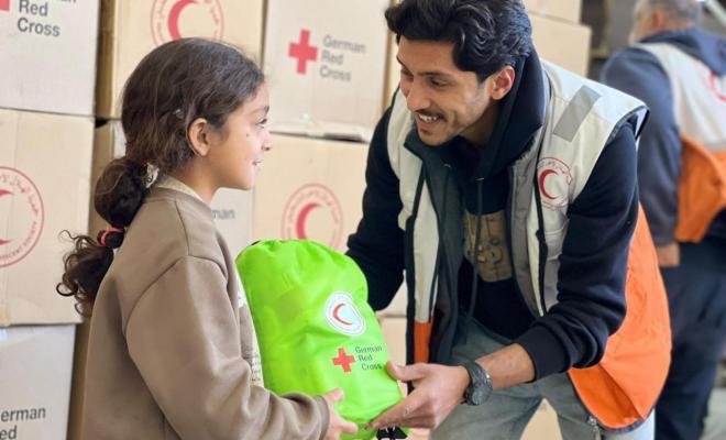 توزيع طرود نظافة ومستلزمات إيواء لنازحين بقطاع غزة