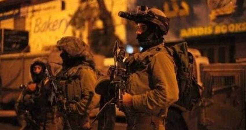 اعتقالات ومداهمات واسعة واقتحامات ليلية في مدن الضفة والقدس