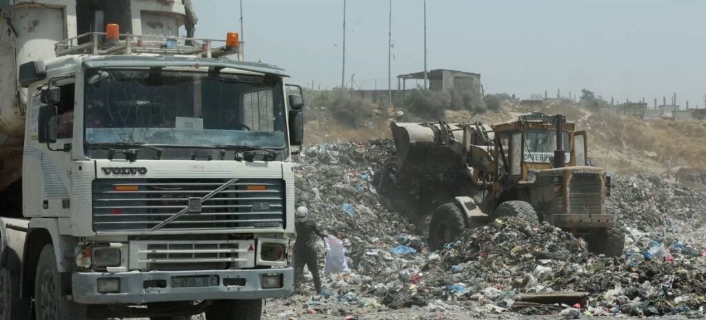 بدء ترحيل 370 ألف طن من النفايات في “سوق فراس” وسط مدينة غزة
