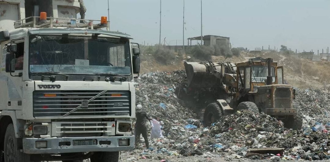 بدء ترحيل 370 ألف طن من النفايات في “سوق فراس” وسط مدينة غزة