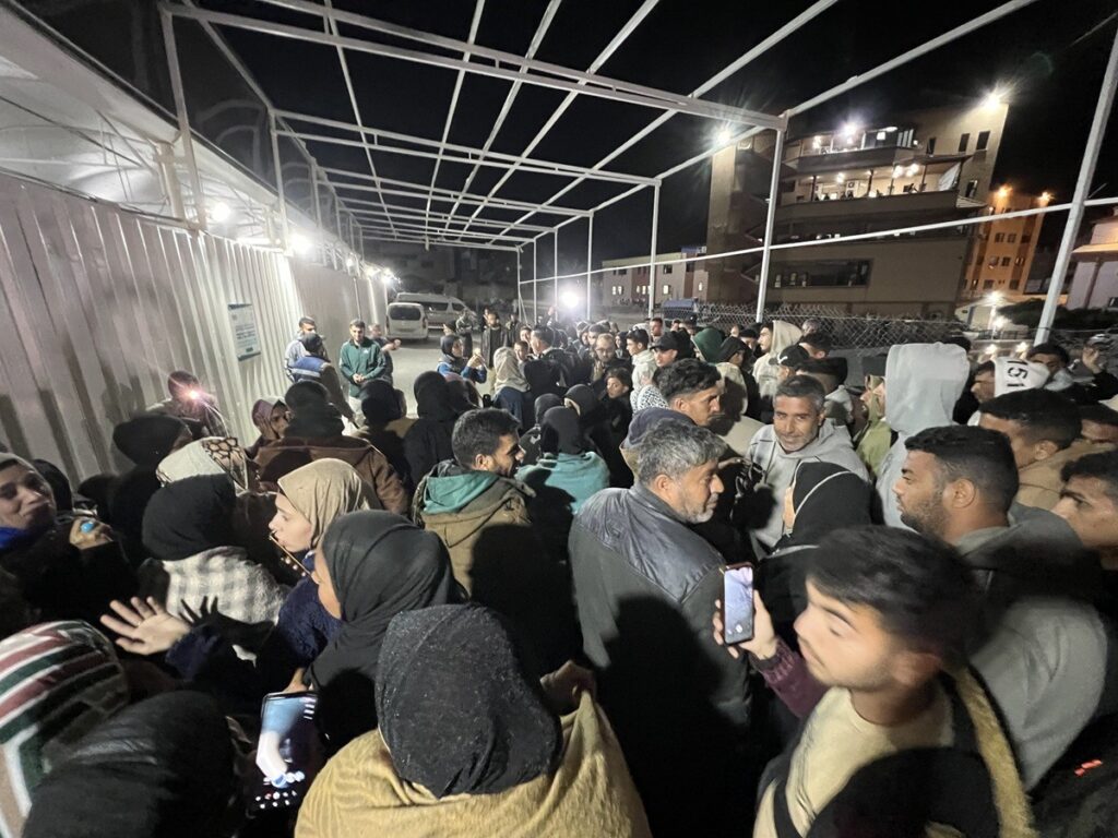 وصول 46 فلسطينيا عائدا إلى غزة عبر معبر رفح ولقاؤهم بعائلاتهم
