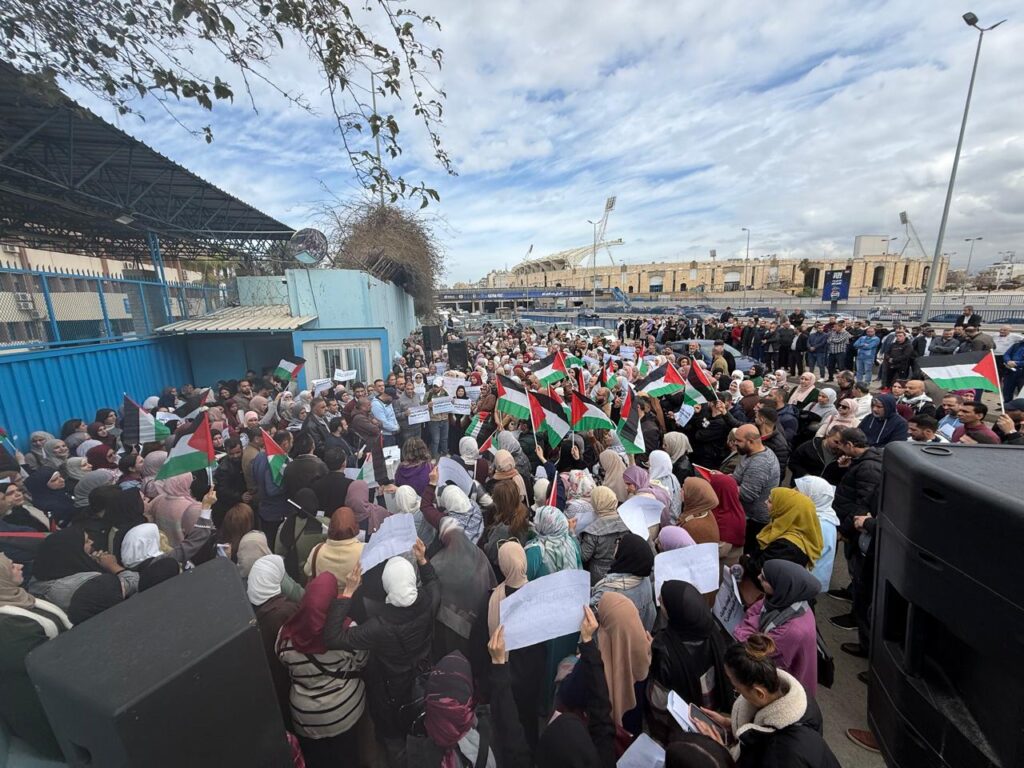 وقفة احتجاجية أمام المقرّ الرئيسي لـ”أونروا” في بيروت رفضًا لخفض الرواتب وساعات العمل