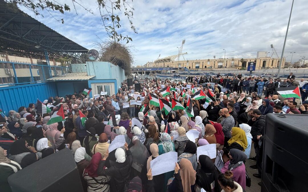 وقفة احتجاجية أمام المقرّ الرئيسي لـ”أونروا” في بيروت رفضًا لخفض الرواتب وساعات العمل