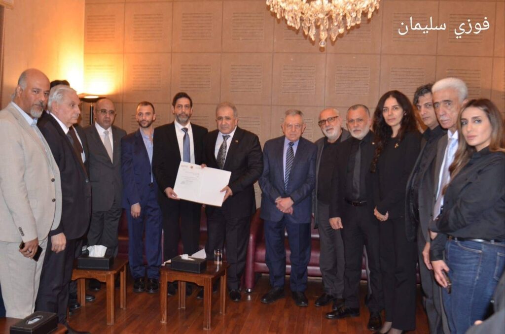 السفير الاسعد يقدم التعازي لعائلة الفنان الكبير احمد قعبور