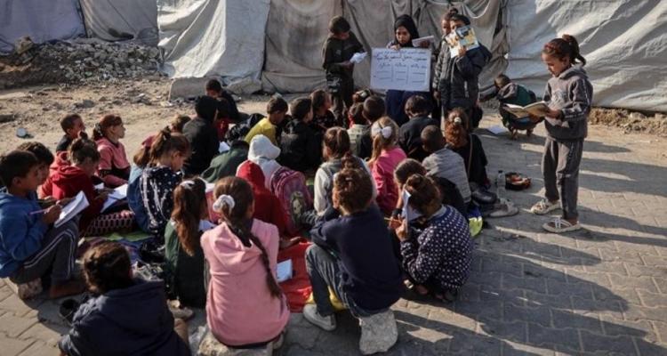 أطفال غزة يواصلون تعليمهم داخل خيام متهالكة وسط غياب المقاعد والإمكانات