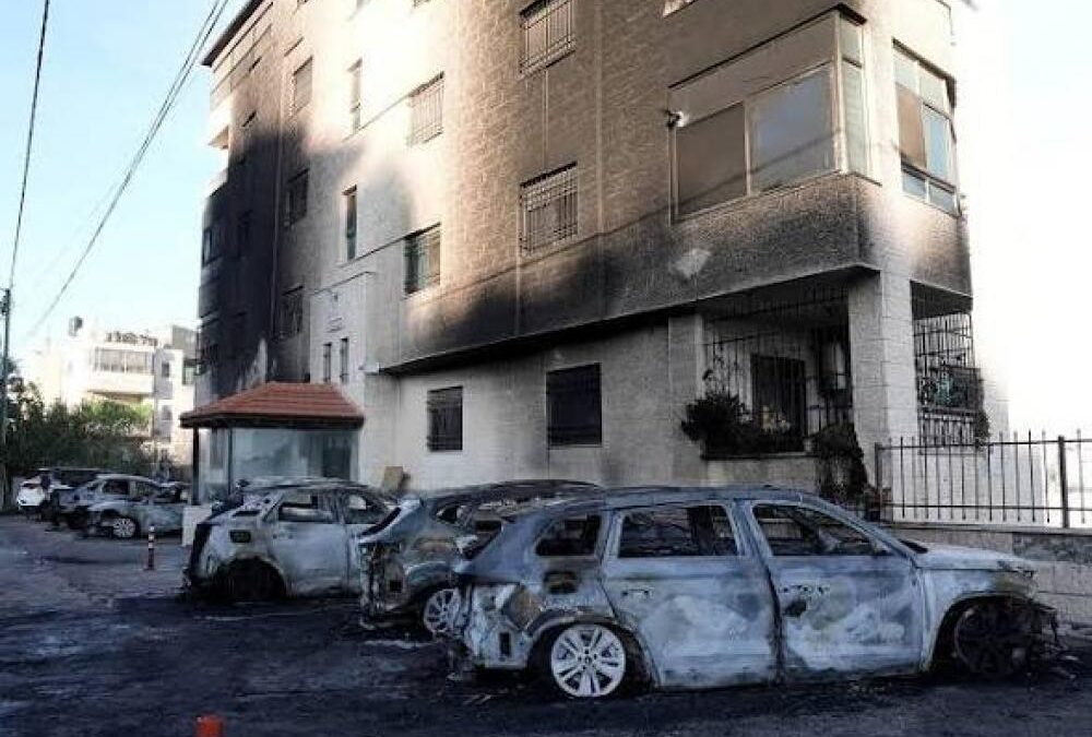 إصابات وحرق مركبات في هجوم للمستوطنين بالضفة والقدس
