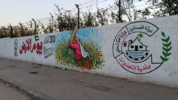 بلدية النصيرات تنفذ جدارية  إحياءً لذكرى يوم الأرض