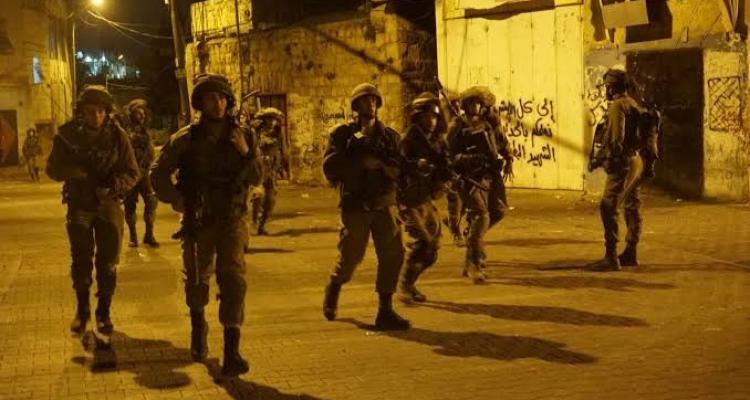 قوات الاحتلال تشن حملة اعتقالات بالضفة ومداهمات واسعة جنوب طوباس