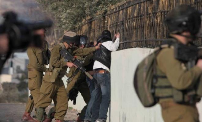 الضفة الغربية – اعتقال 24 فلسطينيا بينهم فتاة