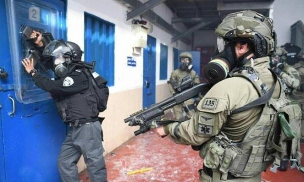 إعلام الأسرى: إصابات باقتحام واسع لكافة أقسام الأسرى في سجون الاحتلال
