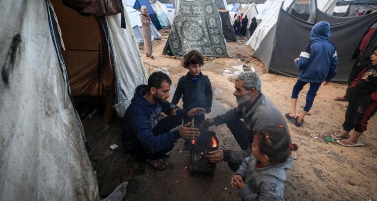 الغزيون يحافظون على ملامح الحياة وسط الخراب والركام