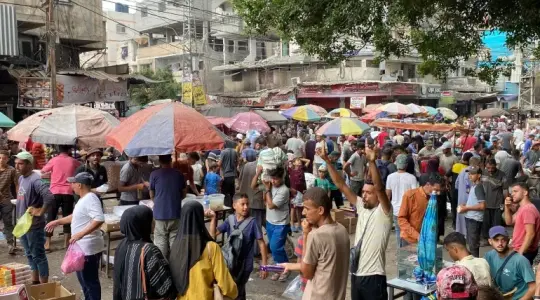خشية الجوع: سكان غزة يتهافتون على الأسواق والأسعار “تغلي”