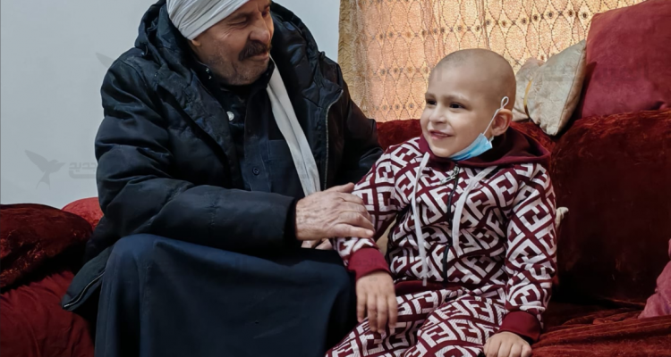 بعد فشل خمس محاولات حقوقية.. الطفل محمد أبو أسد يصارع السرطان وحرمانه من العلاج لكونه من غزة
