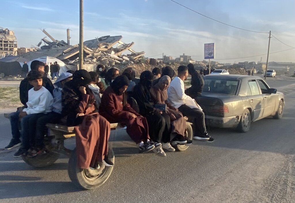 المواصلات في غزة “معركة يومية” تثقل كاهل المواطنين