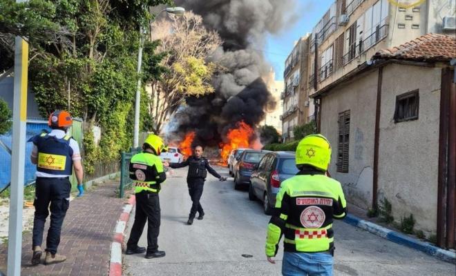 إصابة 13 إسرائيليا شرق تل أبيب جرّاء سقوط شظايا انشطارية من صاروخ إيراني