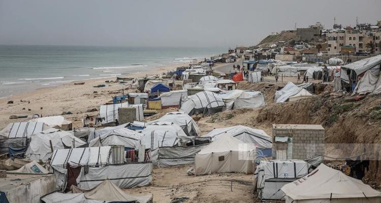 في غزة .. خيام تغرق ومعاناة تتجدد مع كل منخفض جوي ماطر!
