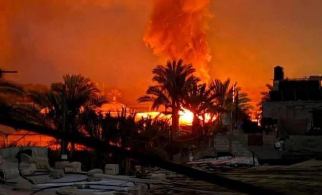 اندلاع حريق في خيام نازحين جراء قصف إسرائيلي غرب غزة