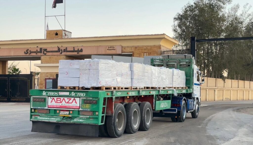 مصر تدفع اليوم بأطنان من المساعدات الغذائية والمواد البترولية إلى غزة