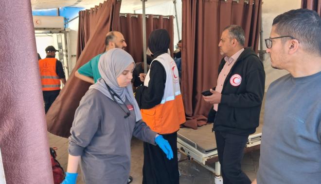 شهيدان و10 إصابات جراء قصف إسرائيلي لمركبة في مواصي خان يونس