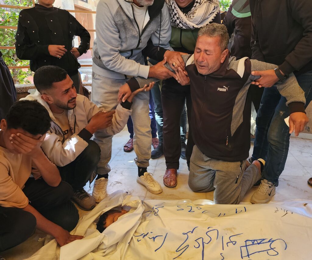 شهيد ومصابون إثر قصف الاحتلال وسط قطاع غزة