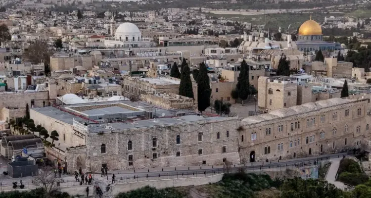 صحفي “إسرائيلي” يميني يحرض على قصف المسجد الأقصى بعد سقوط صاروخ إيراني بالقدس