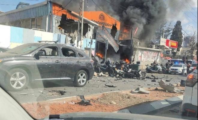 عالقون تحت الأنقاض – إصابات إثر سقوط صواريخ إيرانية على تل أبيب