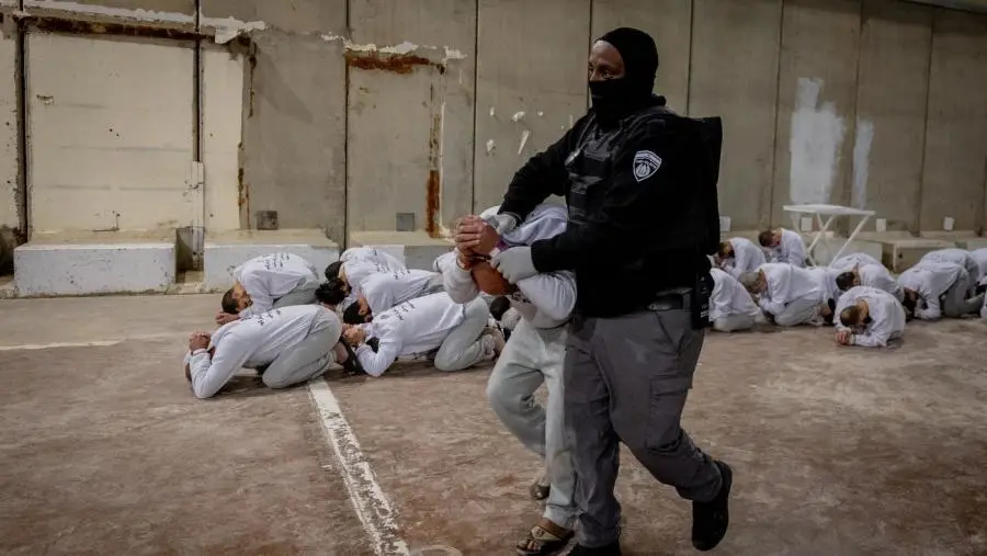 الأسرى الفلسطينيين المفرج عنهم وثائق بصرية على جرائم التعذيب والإبادة البطيئة في سجون الاحتلال”