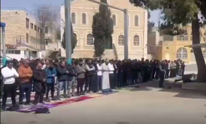 فلسطينيون يؤدون صلاة الجمعة الأخيرة من رمضان على مقربة من الأقصى