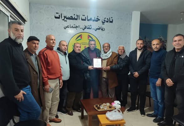 وفد الجمعية الفلسطينية لقدامى الرياضيين يزور نادي خدمات النصيرات ويكرّمه بدرع تقديري
