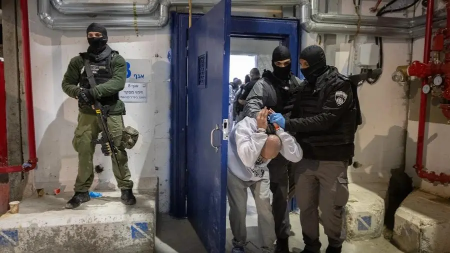 الاحتلال ينكل بالأسرى الفلسطينيين في سجن كتسيعوت