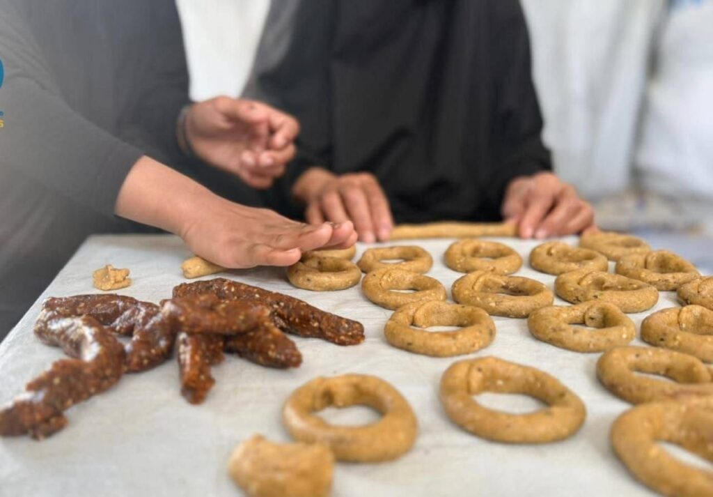 كعك العيد… فرحٌ يُعجن في خيام غزة