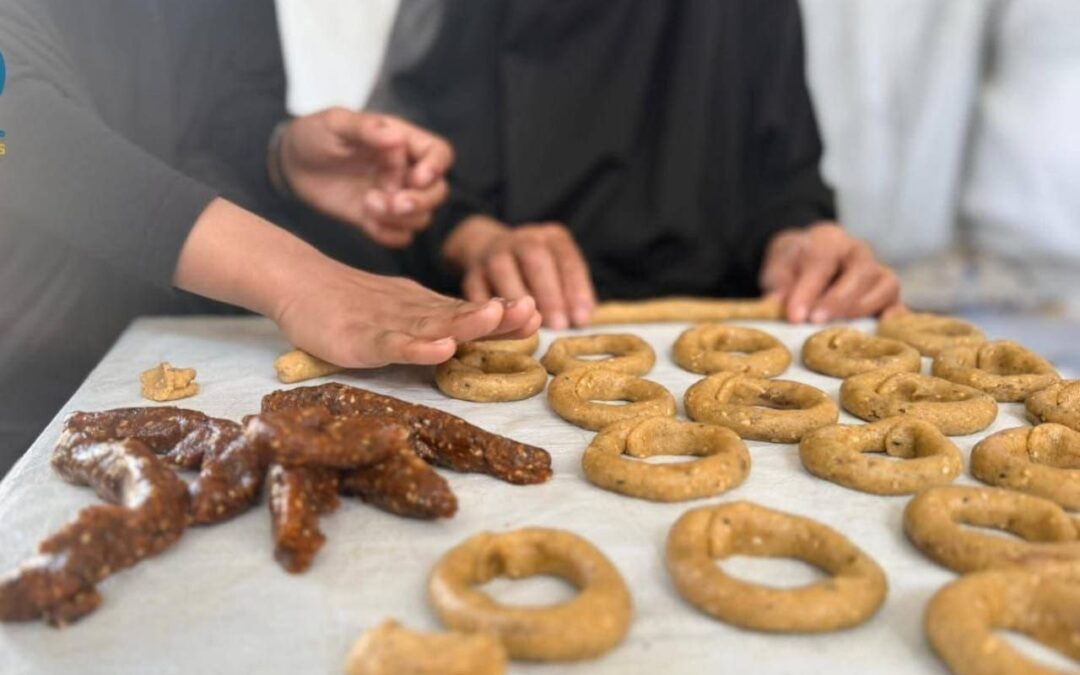 كعك العيد… فرحٌ يُعجن في خيام غزة