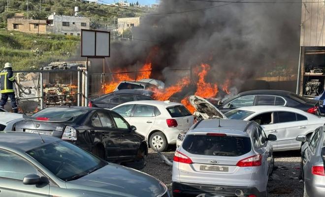مستوطنون يحرقون مشطبا للمركبات في دير شرف شمال غرب نابلس