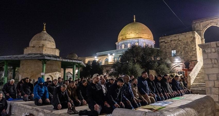 الاحتلال يعتدي على مصلين قرب المسجد الأقصى