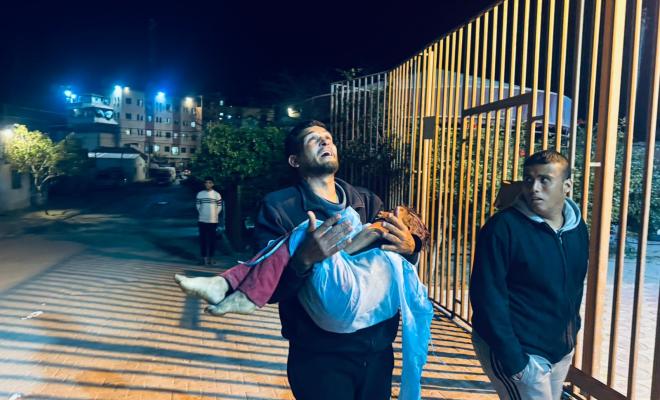 محدث: 3 شهداء وجرحى بانهيار سور كلية الرباط على خيام نازحين بخانيونس