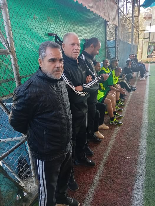 أحمد أبو ندى… بنظرات الصقر وذكاء الثعلب يقود دكة الشجاعية نحو النهائي