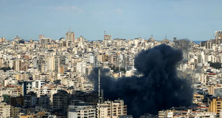 15 شهيدًا في غارات “إسرائيلية” على جنوب لبنان وحزب الله يقصف مواقع للاحتلال