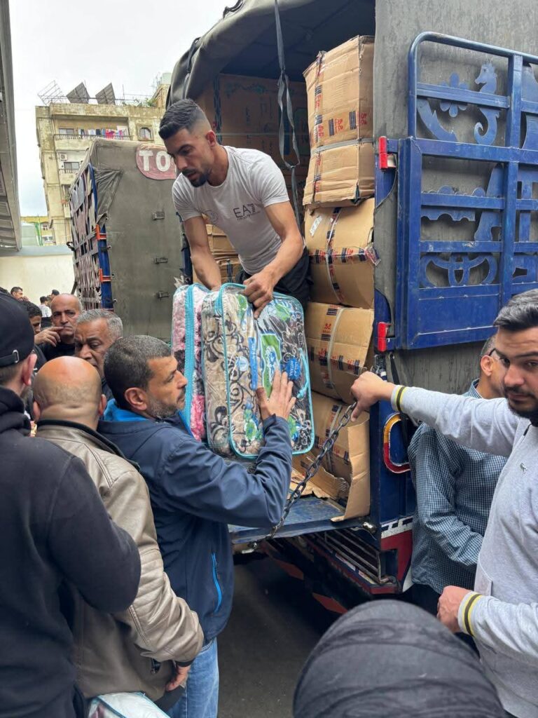لجنة الحوار اللبناني–الفلسطيني توزع مساعدات للنازحين من مخيمات الجنوب الى مخيم البداوي