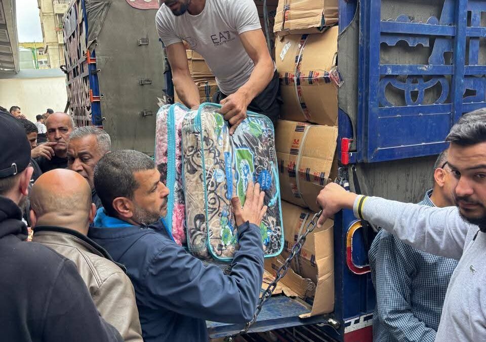 لجنة الحوار اللبناني–الفلسطيني توزع مساعدات للنازحين من مخيمات الجنوب الى مخيم البداوي