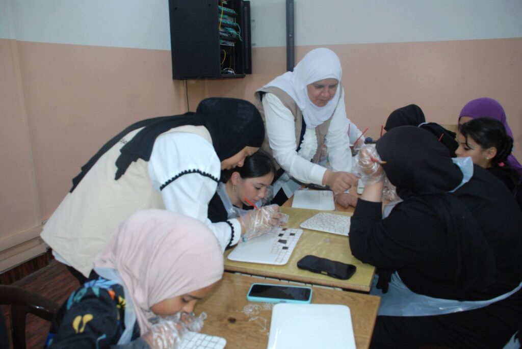 “مركز التراث العربي” يفتتح دورة رسم على الزجاج للنازحات في مركز سبلين