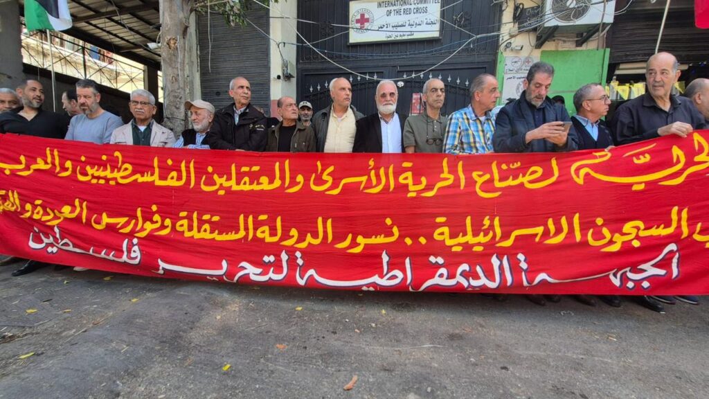 «الديمقراطية» تنظّم وقفة حاشدة في مخيم عين الحلوة تضامنًا مع الأسرى وتحذّر من تداعيات قانون الإعدام