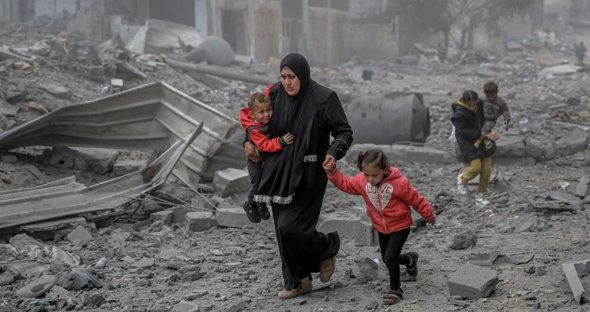 المركز الفلسطيني لحقوق الإنسان: استهداف ممنهج من قبل “إسرائيل” للطواقم الصحية والمركبات المدنية في غزة