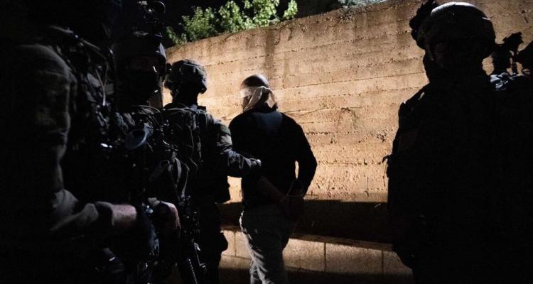حملة مداهمات واعتقالات واسعة للاحتلال في الضفة تطال أكاديمياً وأسيراً محرراً