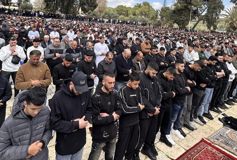 100 ألف مصلّ يؤدون صلاة الجمعة في المسجد الأقصى