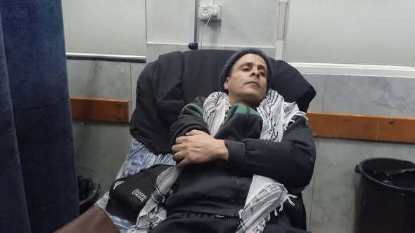 بين عدسة الكاميرا وأنين الألم: “ماهر العفيفي”.. صحفي يبحث عن حق الحياة